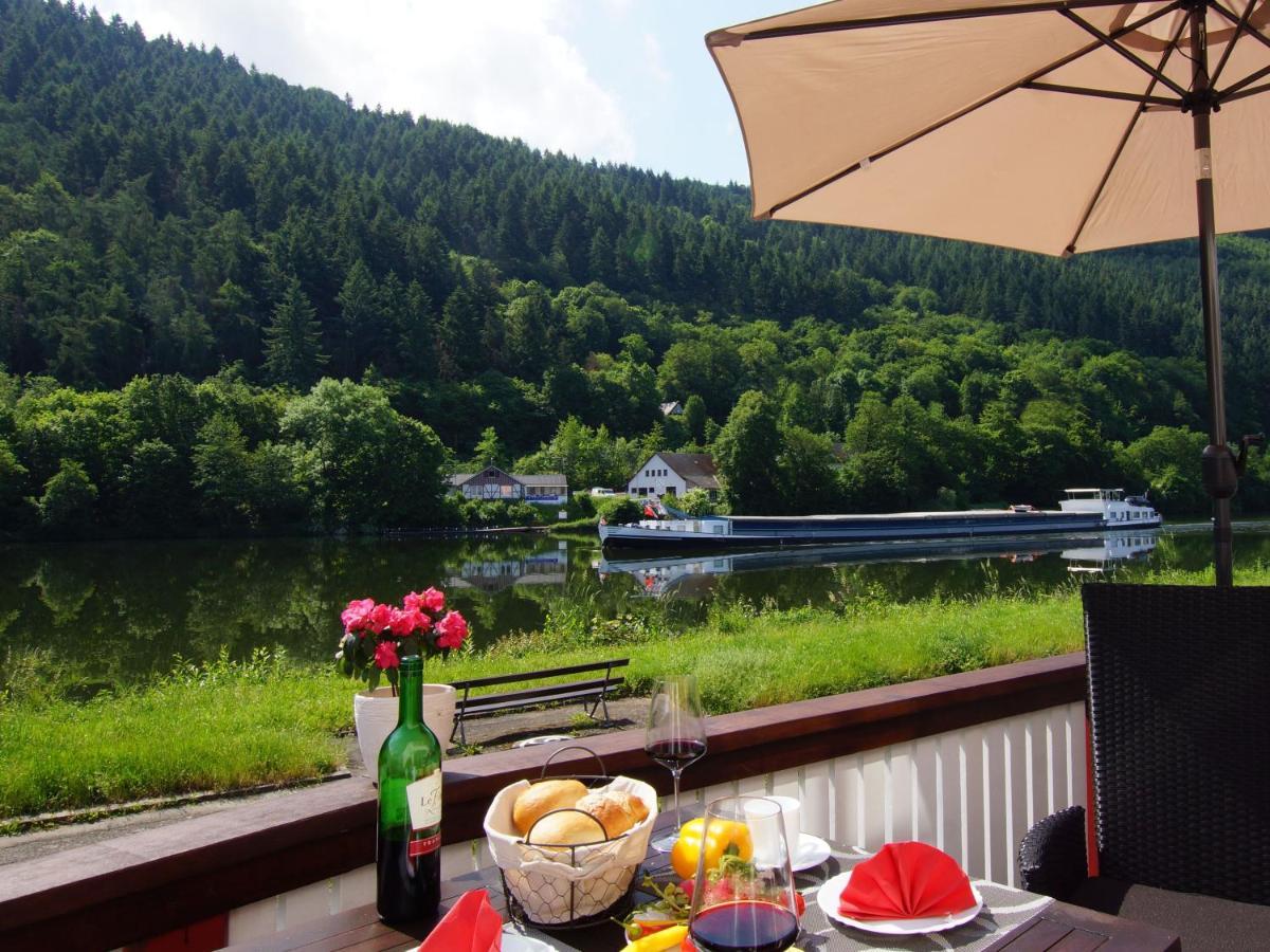 Altes Faehrhaus An Der Mosel Anno1633 Apartment Трабен-Трарбах Екстериор снимка