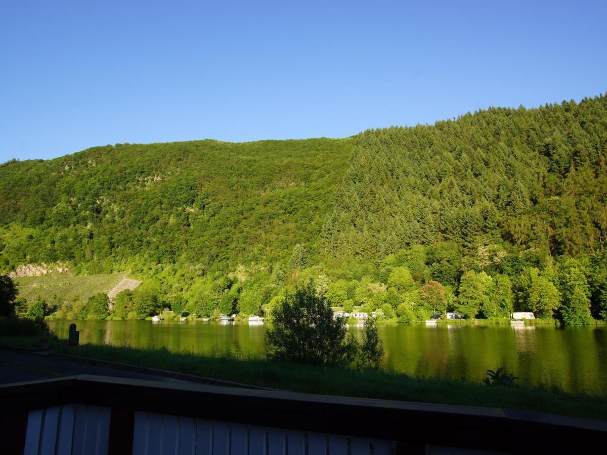Altes Faehrhaus An Der Mosel Anno1633 Apartment Трабен-Трарбах Екстериор снимка