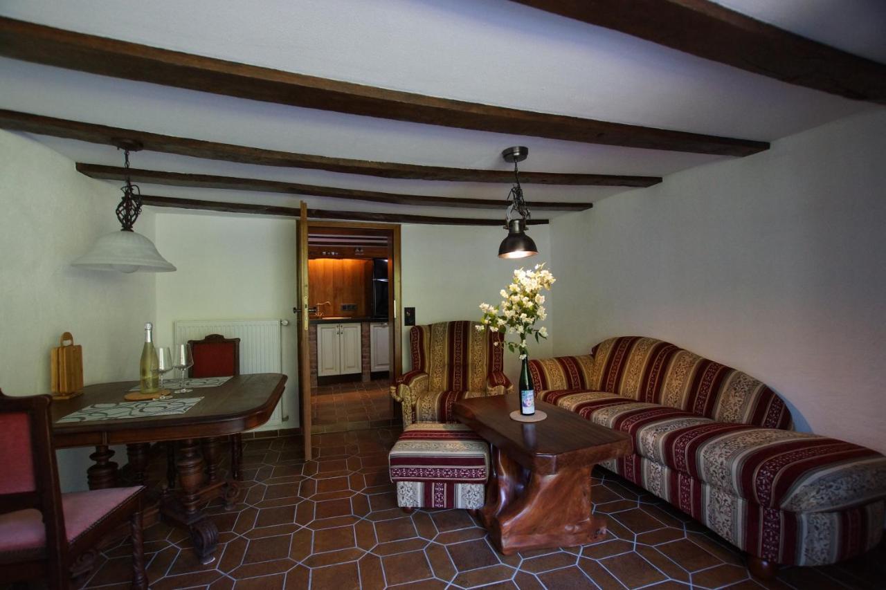 Altes Faehrhaus An Der Mosel Anno1633 Apartment Трабен-Трарбах Екстериор снимка