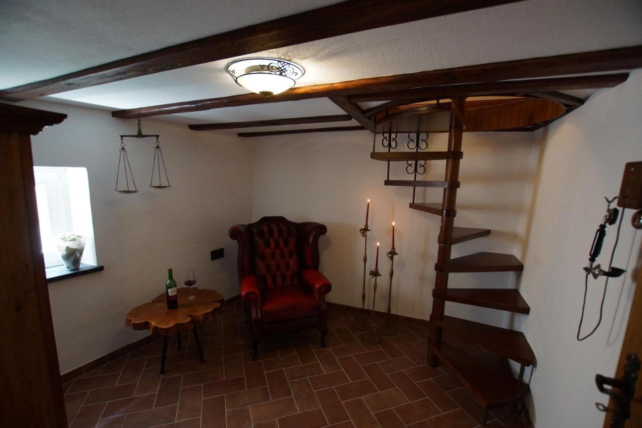 Altes Faehrhaus An Der Mosel Anno1633 Apartment Трабен-Трарбах Екстериор снимка