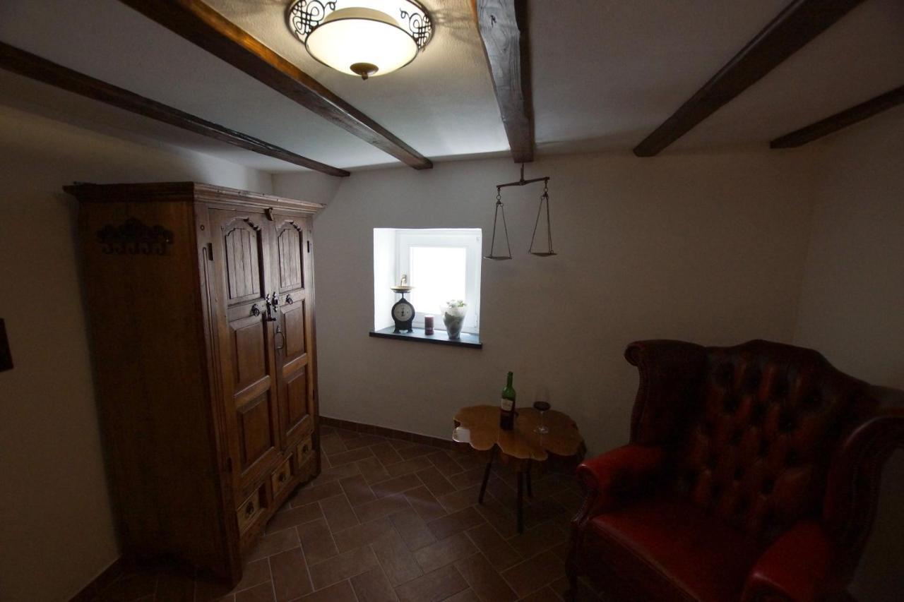 Altes Faehrhaus An Der Mosel Anno1633 Apartment Трабен-Трарбах Екстериор снимка