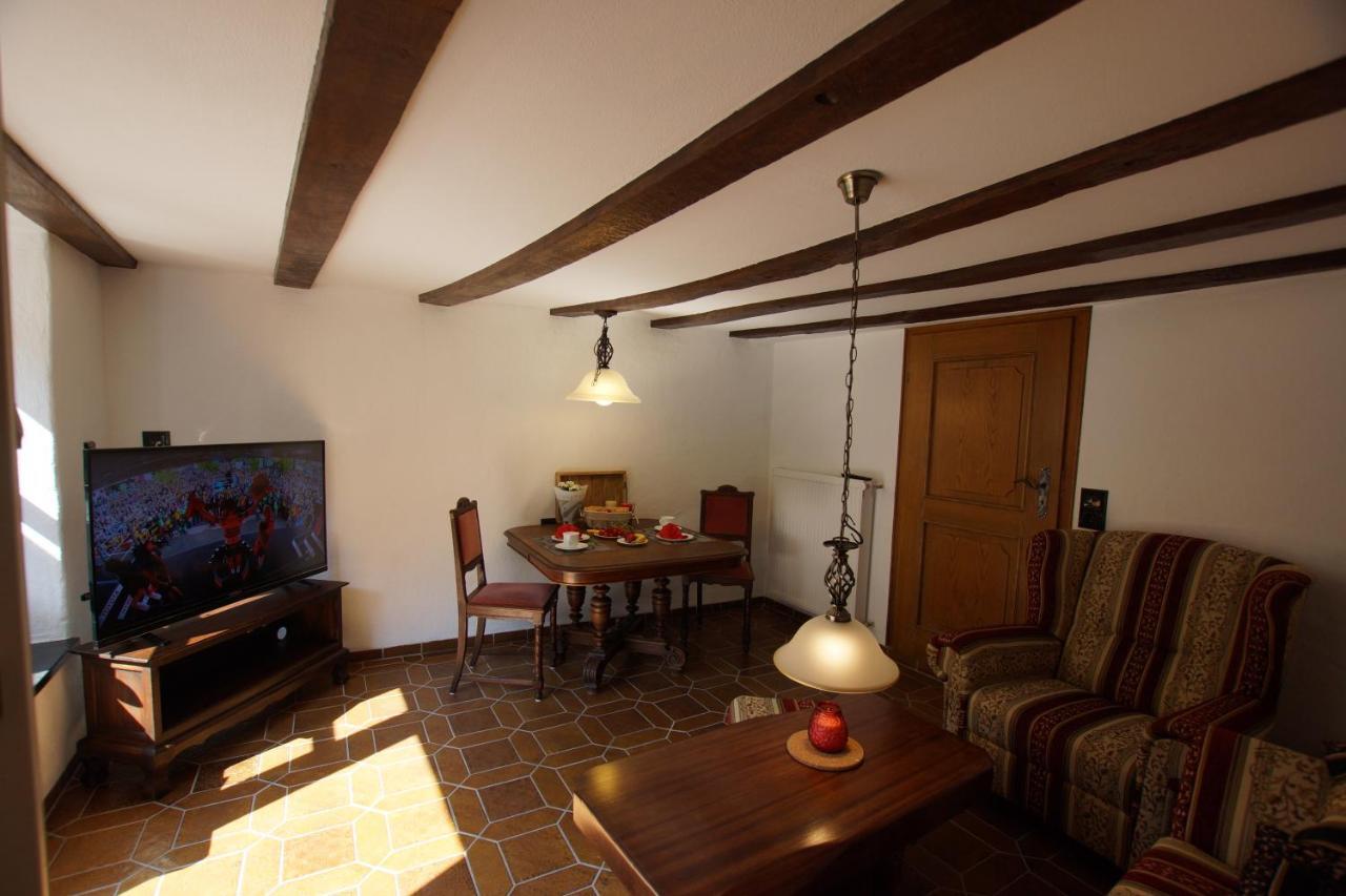 Altes Faehrhaus An Der Mosel Anno1633 Apartment Трабен-Трарбах Екстериор снимка